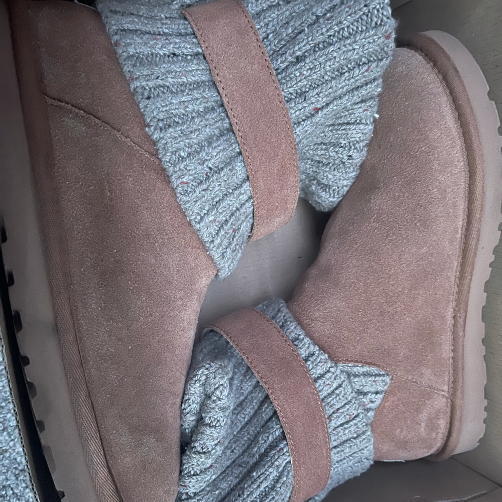 UGG Australia W Cambridge. Almost new. Size 9. Comes with box.